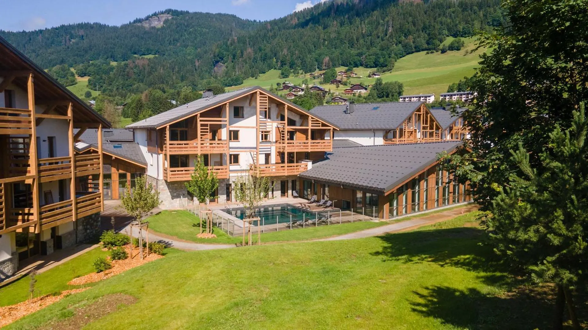 2 Bedroom Apartment With Terrace, Pool, Parking Megeve 0*,  France